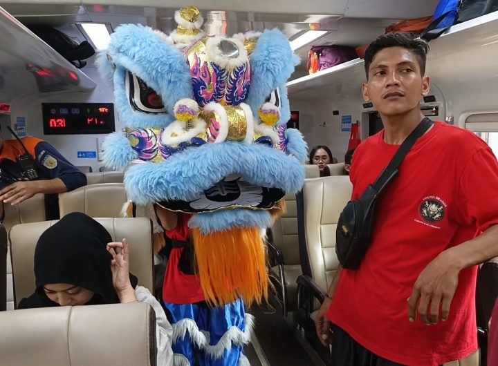 Dua barongsai beraksi di dalam kereta api, Stasiun Cirebon padat di hari terakhir libur Imlek