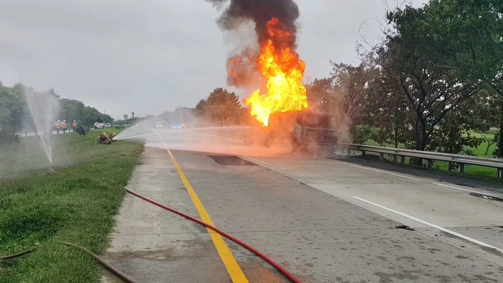 Sebuah truk tangki pengangkut tiner terbakar hebat di ruas Tol Cipali, tepatnya di Kilometer 185, Kecamatan Gempol, Kabupaten Cirebon