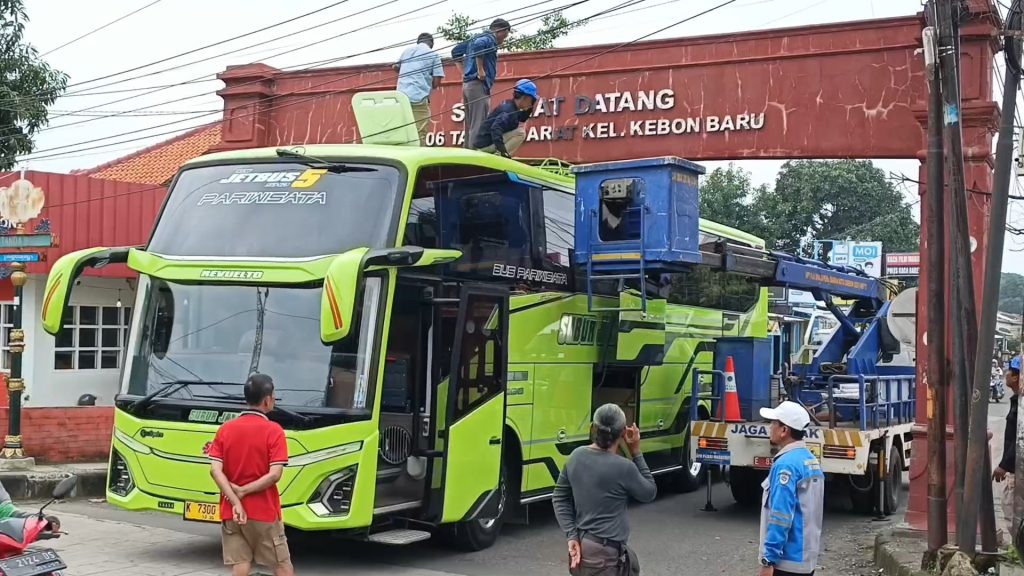 Bus Pariwisata Rombongan ASN Pati Tersangkut di Gapura Cirebon, Tembok Retak Nyaris Roboh