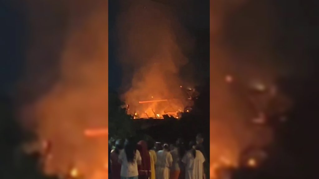 Kebakaran hebat terjadi di Kota Cirebon. Sebanyak dua unit rumah warga Desa Bandengan, Kecamatan Mundu, Kabupaten Cirebon
