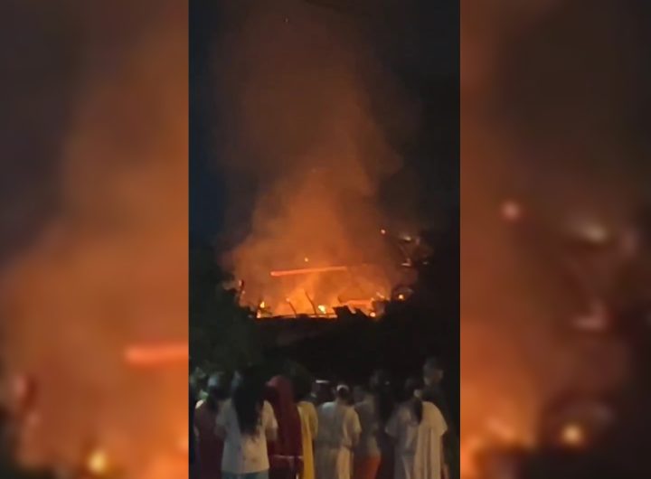 Kebakaran hebat terjadi di Kota Cirebon. Sebanyak dua unit rumah warga Desa Bandengan, Kecamatan Mundu, Kabupaten Cirebon