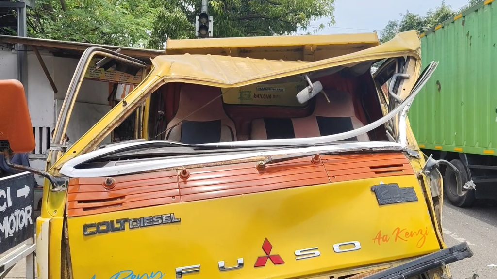 Diduga Mengantuk, Dua Truk Adu Bagong di Jalur Pantura Cirebon