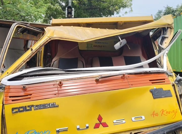 Diduga Mengantuk, Dua Truk Adu Bagong di Jalur Pantura Cirebon