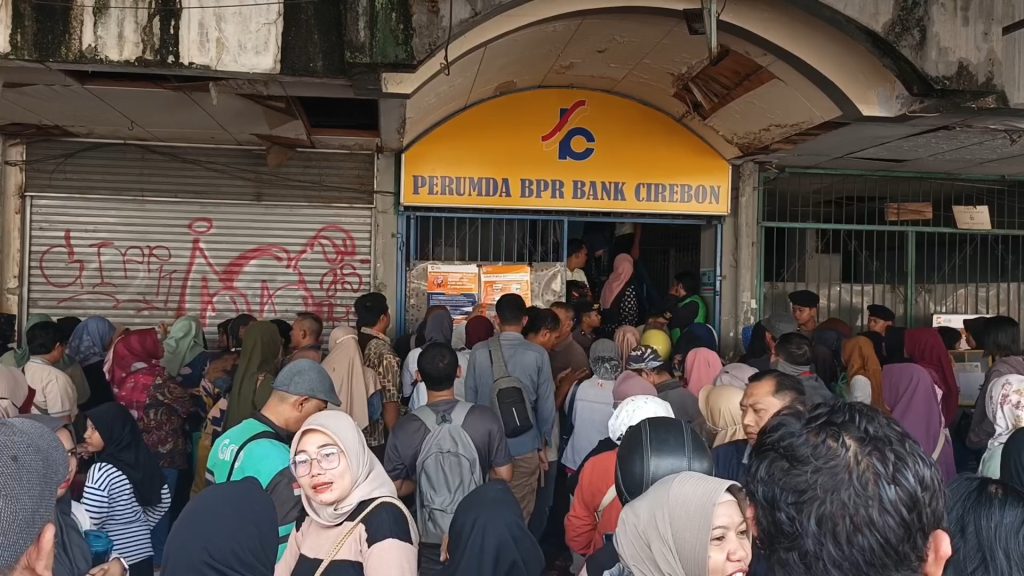 Izin Usaha Bank Cirebon Dicabut OJK, Ratusan Nasabah Panik Soal Tabungan Untuk Lebaran dan Anak Sekolah