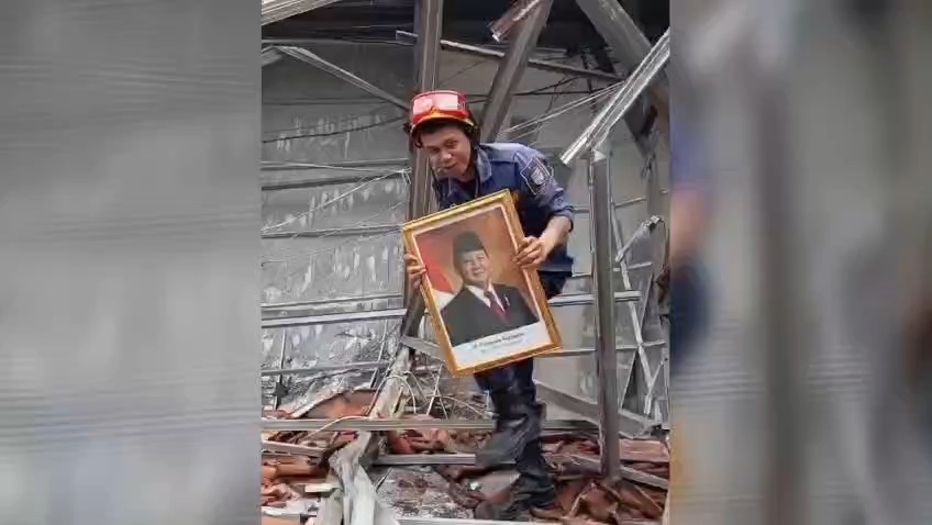 Amankan foto Prabowo di tengah reruntuhan, video aksi seorang petugas damkar viral dan diundang ke Istana Negara
