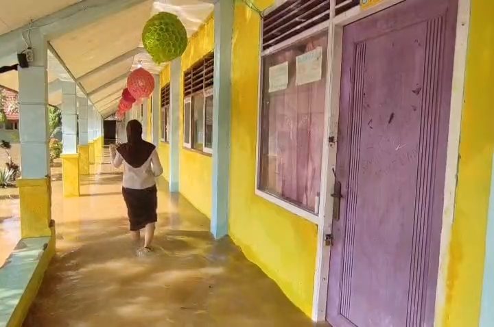 Sekolah kebanjiran, aktivitas kegiatan belajar mengajar lumpuh