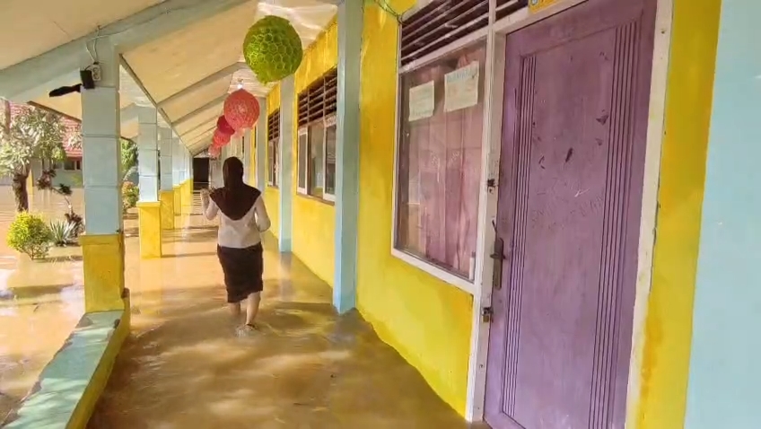 Sekolah kebanjiran, aktivitas kegiatan belajar mengajar lumpuh