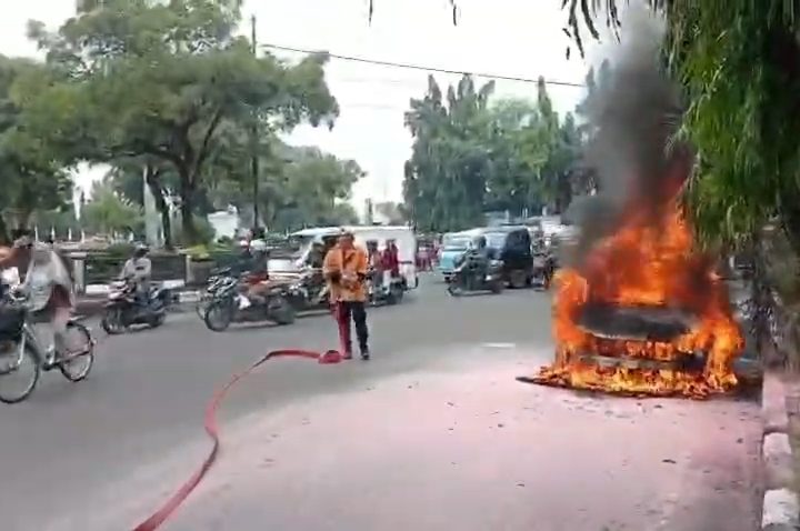 Korsleting lampu variasi, mobil hangus terbakar di Bundaran Krucuk, Kota Cirebon