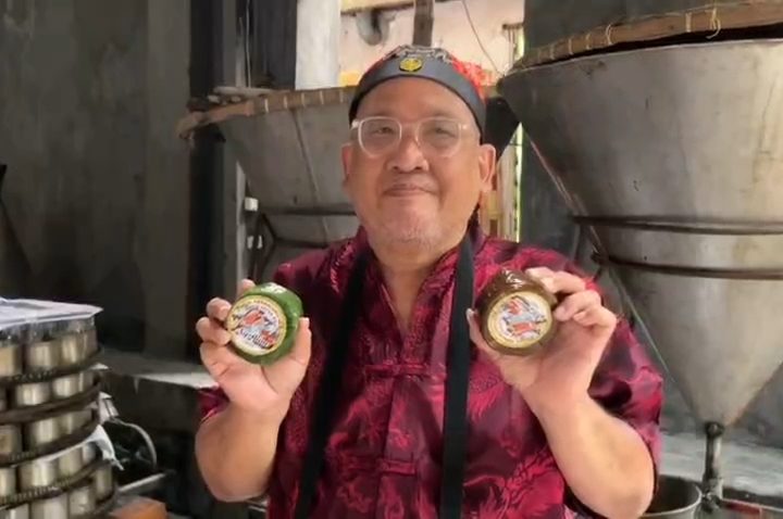 Produksi kue keranjang atau dodol Cina menjelang perayaan Imlek di Kota Cirebon mengalami penurunan