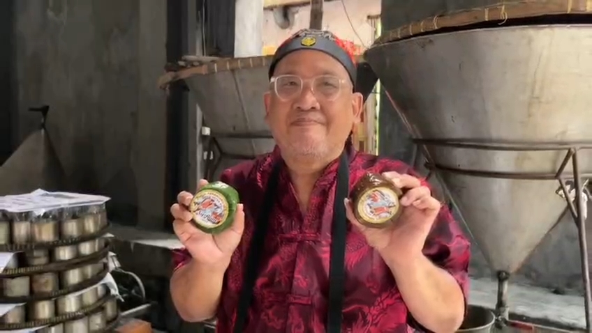 Produksi kue keranjang atau dodol Cina menjelang perayaan Imlek di Kota Cirebon mengalami penurunan