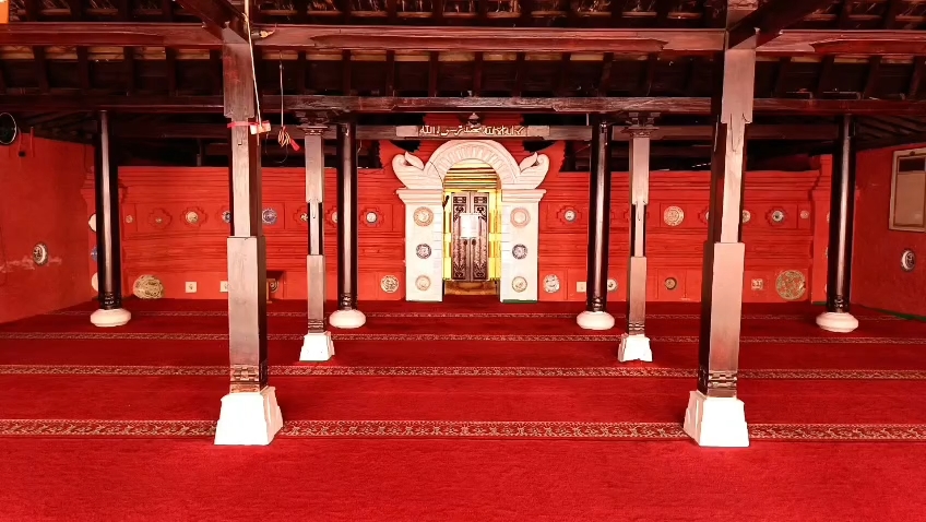 Tampil dengan dominasi warna merah, Masjid Merah Panjunan di Cirebon, Jawa Barat, menjadi simbol penyebaran Islam yang sarat akulturasi budaya.