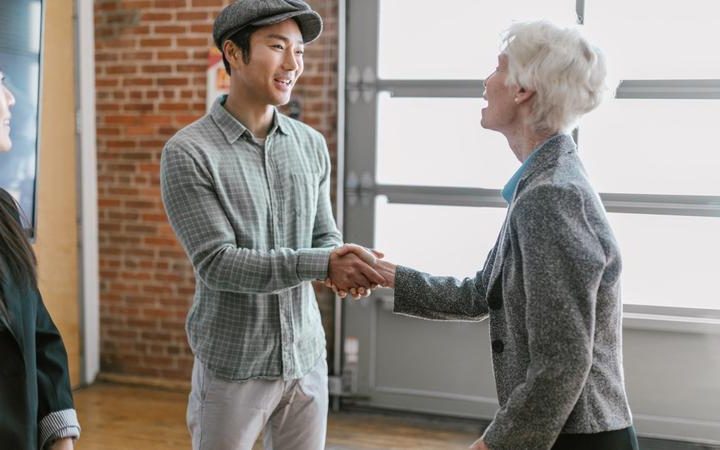 Ilustrasi sopan, kesopanan. (Photo by RODNAE Productions: https://www.pexels.com/photo/a-man-and-a-woman-handshaking-7413990/)