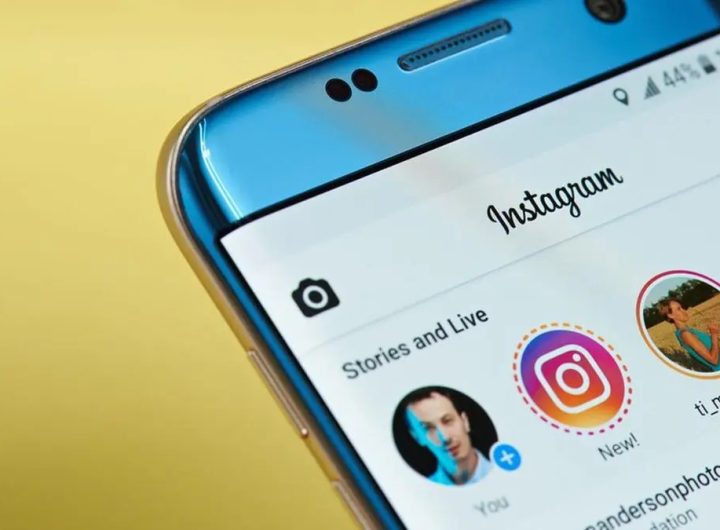 Tangan memegang smartphone menampilkan antarmuka aplikasi instagram story