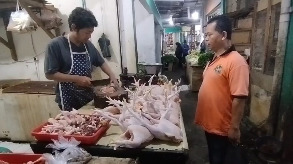 Harga daging ayam potong 43 ribu per kilogram di sejumlah pasar di Kuningan
