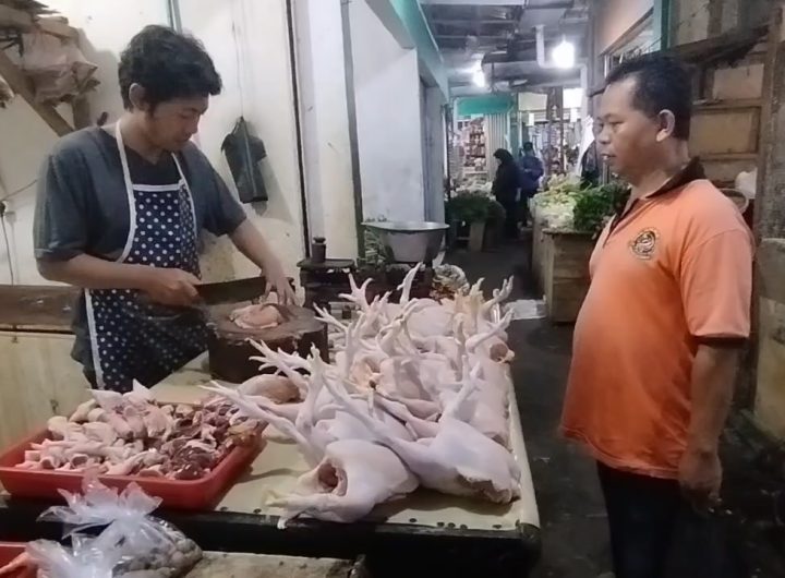 Harga daging ayam potong 43 ribu per kilogram di sejumlah pasar di Kuningan