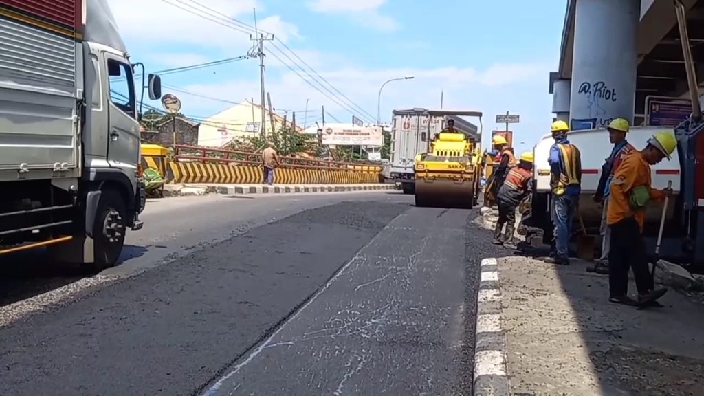 Jelang arus mudik, jalur Pantura Cirebon diperbaiki dengan penambalan aspal