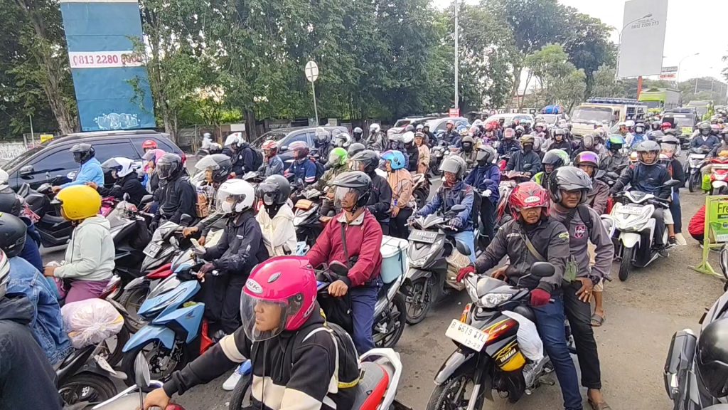 Iringan kendaraan pemudik balik ini terpantau padat di ruas Pantura bypass Kota Cirebon