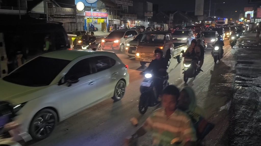 Gelombang arus balik di jalur arteri Pantura Cirebon, Jawa Barat, kian membludak pada Rabu malam