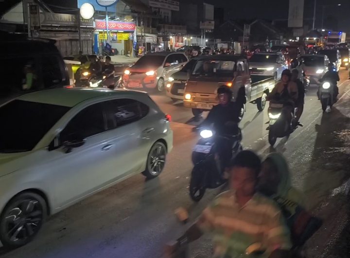 Gelombang arus balik di jalur arteri Pantura Cirebon, Jawa Barat, kian membludak pada Rabu malam