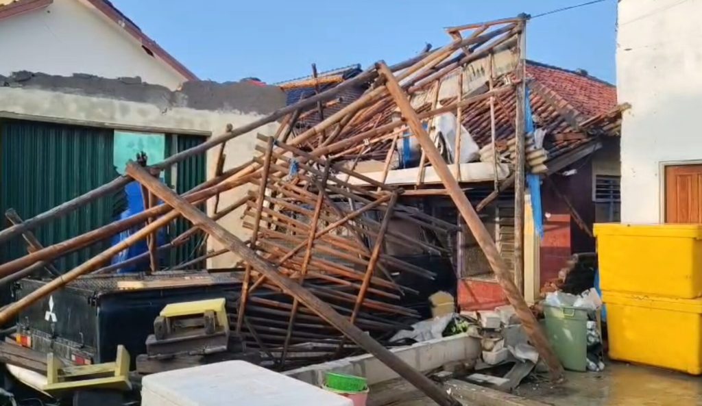 Ratusan rumah di dua kecamatan di Kabupaten Cirebon, Jawa Barat, porak-poranda usai diterjang angin puting beliung