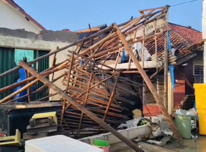 Ratusan rumah di dua kecamatan di Kabupaten Cirebon, Jawa Barat, porak-poranda usai diterjang angin puting beliung