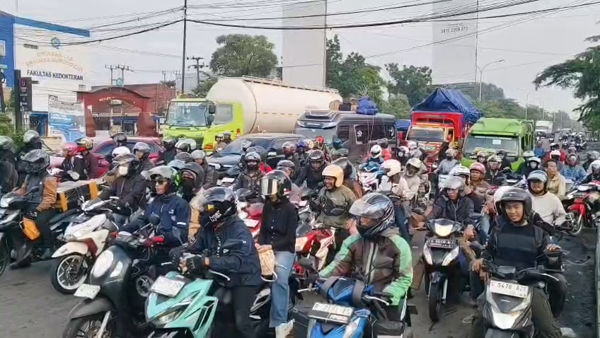 Gelombang arus mudik terus terjadi di jalur Pantura. Ribuan kendaraan bermotor dari arah Jakarta menuju Jawa Tengah dan Jawa Timur mengalami kepadatan di jalur Pantura Bypass Pemuda
