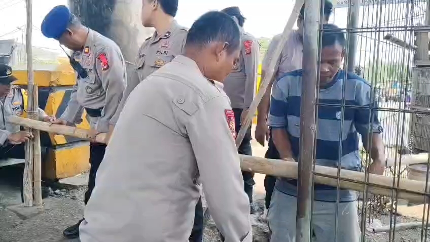 Polisi Pasang Rambu dan Pagar Pembatas di Pasar Ikan Gebang untuk Antisipasi Kemacetan Mudik