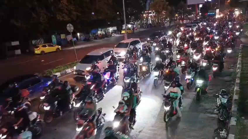 Iring-iringan kendaraan pemudik terus memadati arteri Pantura