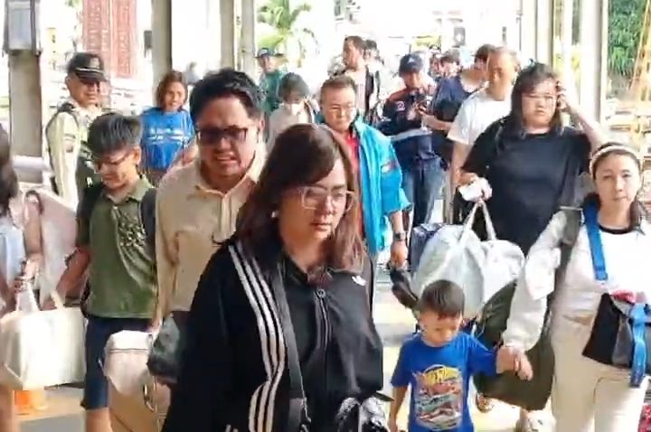 Puncak arus balik Lebaran di Stasiun Cirebon tertinggi terjadi pada H+1, dengan sekitar 13 ribu lebih penumpang kembali ke ibu kota