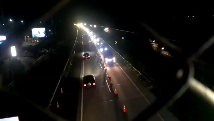 Arus balik dari arah Jawa menuju Jakarta, tepatnya di ruas Cikopo–Palimanan kilometer 164, Kabupaten Majalengka, Jawa Barat, terpantau ramai padat pada Kamis malam