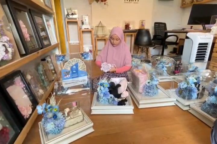 Bulan Syawal dalam kalender Islam membawa berkah tersendiri bagi pelaku usaha hias seserahan di Cirebon