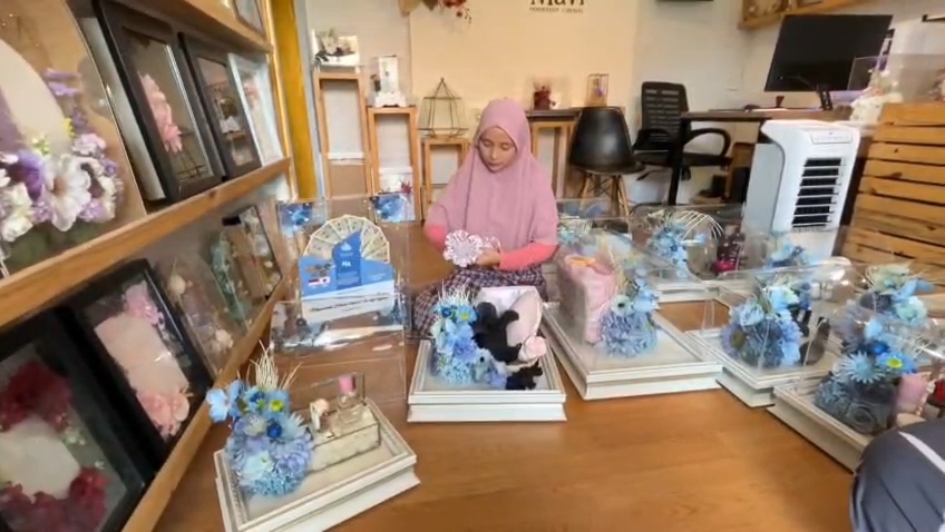 Bulan Syawal dalam kalender Islam membawa berkah tersendiri bagi pelaku usaha hias seserahan di Cirebon