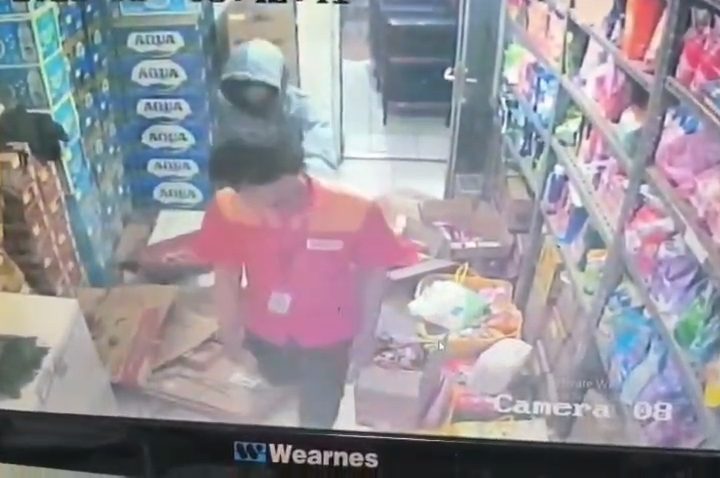 Video amatir memperlihatkan rekaman kamera CCTV saat tiga pelaku melakukan aksi perampokan di salah satu minimarket di wilayah Kabupaten Majalengka