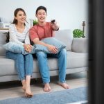 Ilustrasi menonton film bersama pasangan. (Sumber Foto: Hananeko_Studio/Shutterstock)