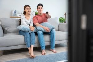 Ilustrasi menonton film bersama pasangan. (Sumber Foto: Hananeko_Studio/Shutterstock)