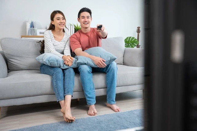 Ilustrasi menonton film bersama pasangan. (Sumber Foto: Hananeko_Studio/Shutterstock)