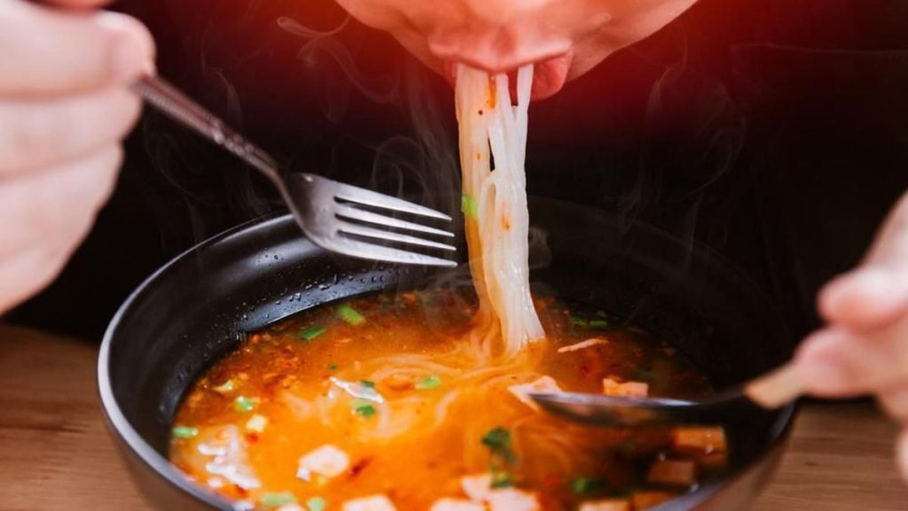 Ilustrasi makan makanan pedas. Foto: shutterstock