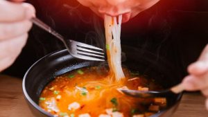 Ilustrasi makan makanan pedas. Foto: shutterstock