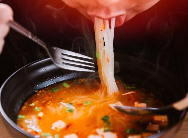 Ilustrasi makan makanan pedas. Foto: shutterstock