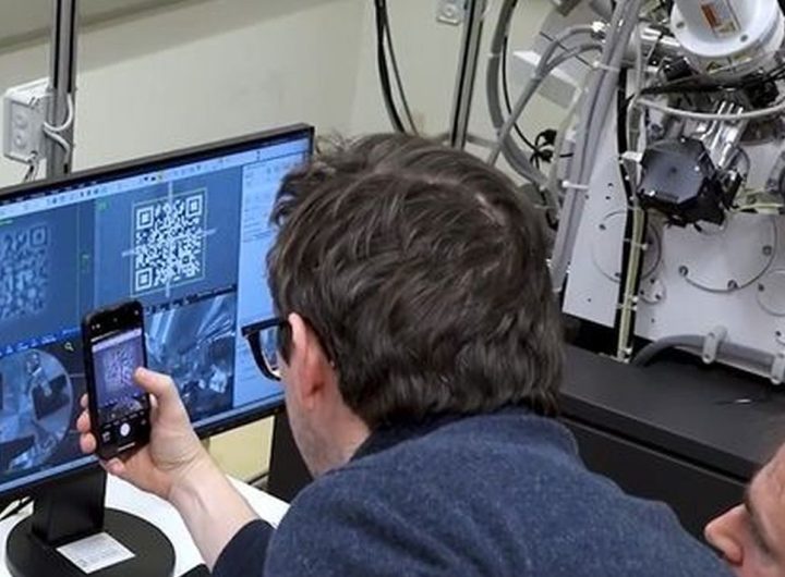 Ilustrasi kode QR terkecil di dunia yang sedang dipindai oleh HP.(Tuwien.at)