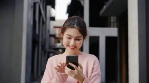 Ilustrasi Perempuan Wajib Melek Informasi di Era Digital (Tangkapan Layar)