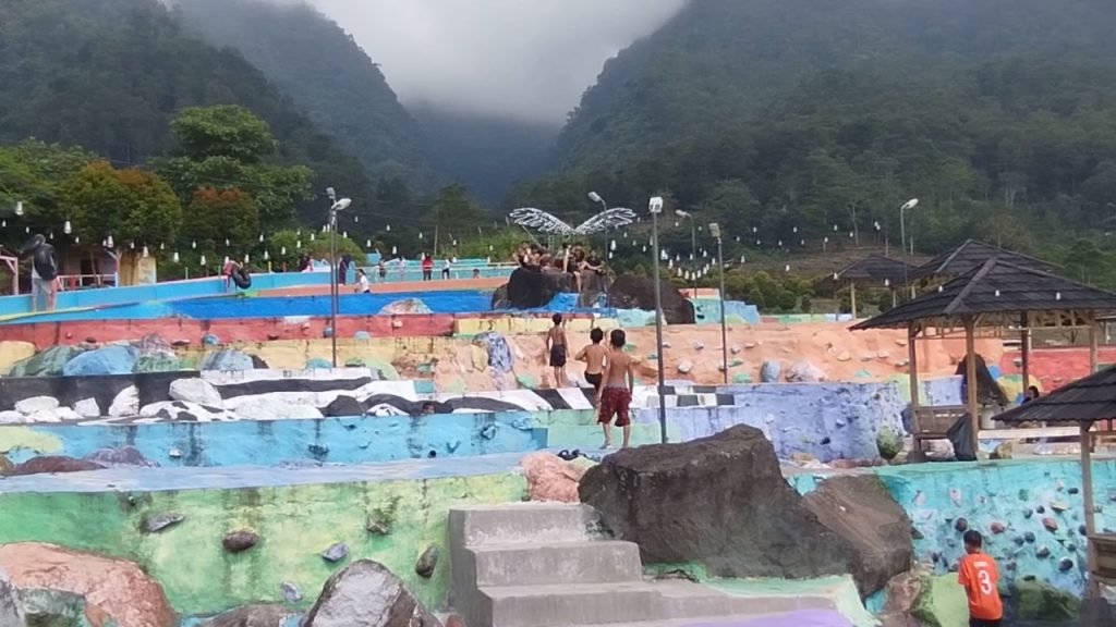 Sejuk dan Indah, Wisata Bumi Pelangi di Tengah Sawah Ramai Pengunjung