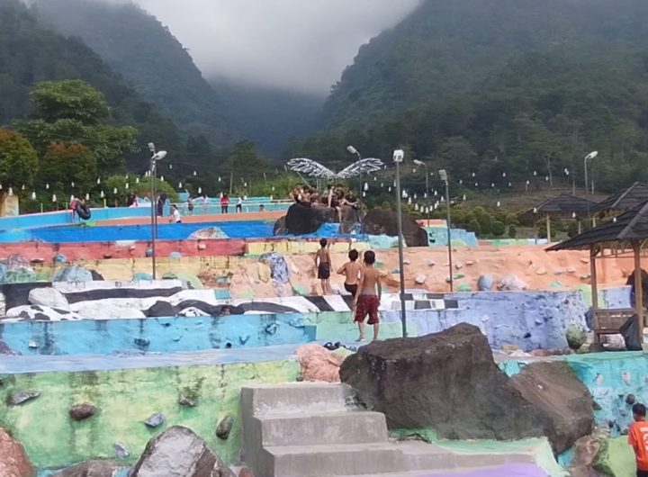 Sejuk dan Indah, Wisata Bumi Pelangi di Tengah Sawah Ramai Pengunjung