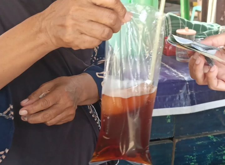 Harga plastik yang terus melejit membuat pedagang kaki lima menjerit (Foto : Darfan)