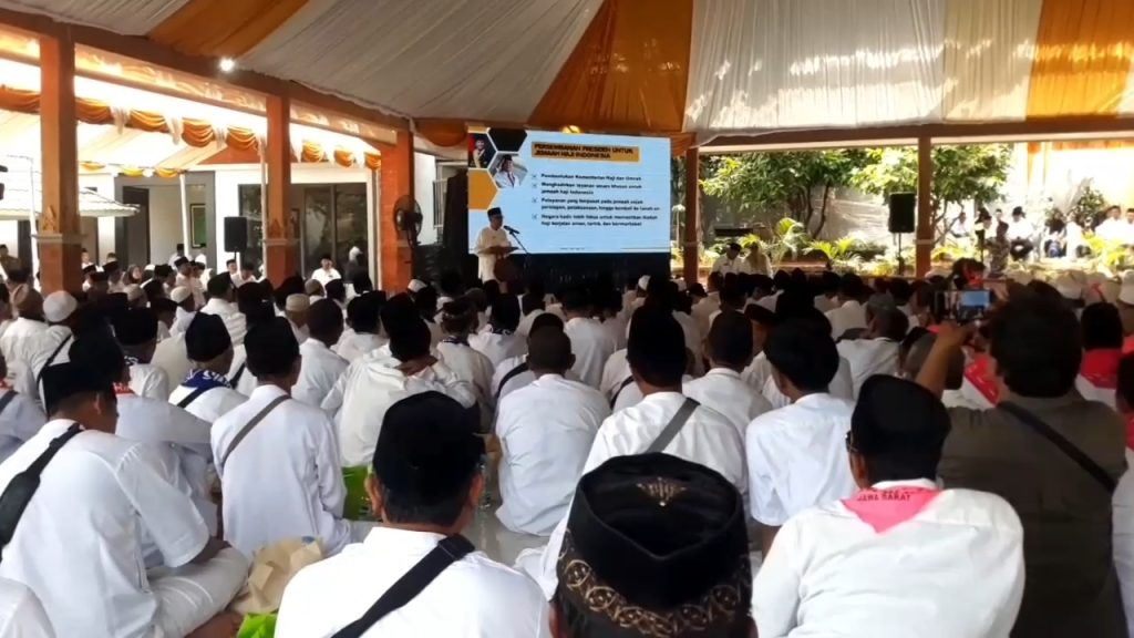 Menteri Haji dan Umrah Republik Indonesia, Mochamad Irfan Yusuf, mengunjungi ratusan calon jemaah haji di Kabupaten Majalengka (Foto : Darfan)