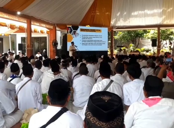 Menteri Haji dan Umrah Republik Indonesia, Mochamad Irfan Yusuf, mengunjungi ratusan calon jemaah haji di Kabupaten Majalengka (Foto : Darfan)