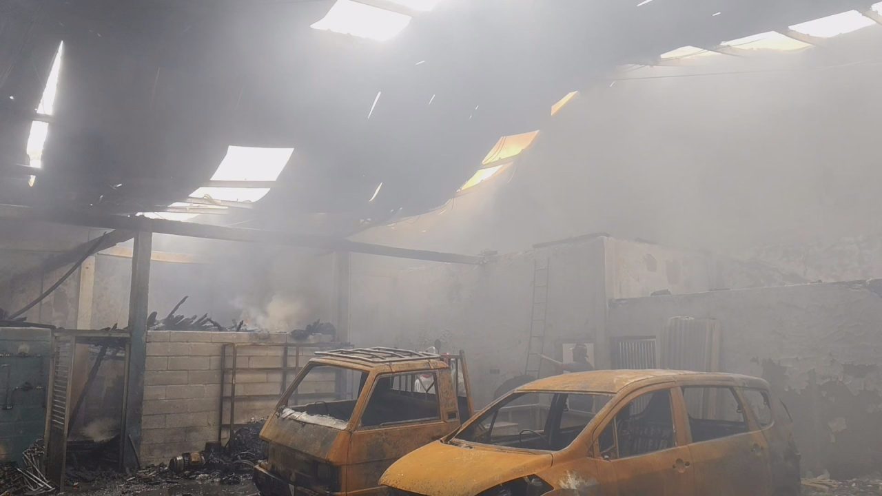 Kebakaran besar terjadi di sebuah gudang penyimpanan instalasi pipa di Cirebon (Foto : Darfan)