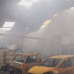 Kebakaran besar terjadi di sebuah gudang penyimpanan instalasi pipa di Cirebon (Foto : Darfan)