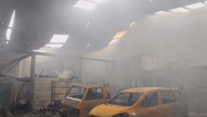 Kebakaran besar terjadi di sebuah gudang penyimpanan instalasi pipa di Cirebon (Foto : Darfan)