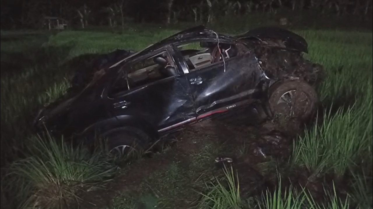 Sebuah minibus yang ditumpangi empat orang terjun ke sawah di Jalan Raya Lingkar Timur, Kabupaten Kuningan (Foto: Darfan)